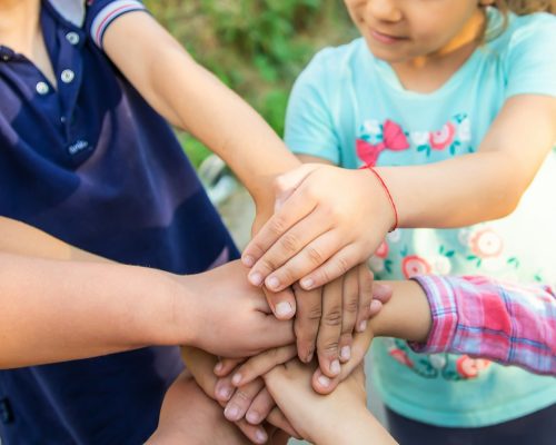 Enfants amis unissent leurs mains, inclusion sociale