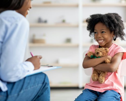 Enfant autiste heureux lors d'une consultation d'évaluation